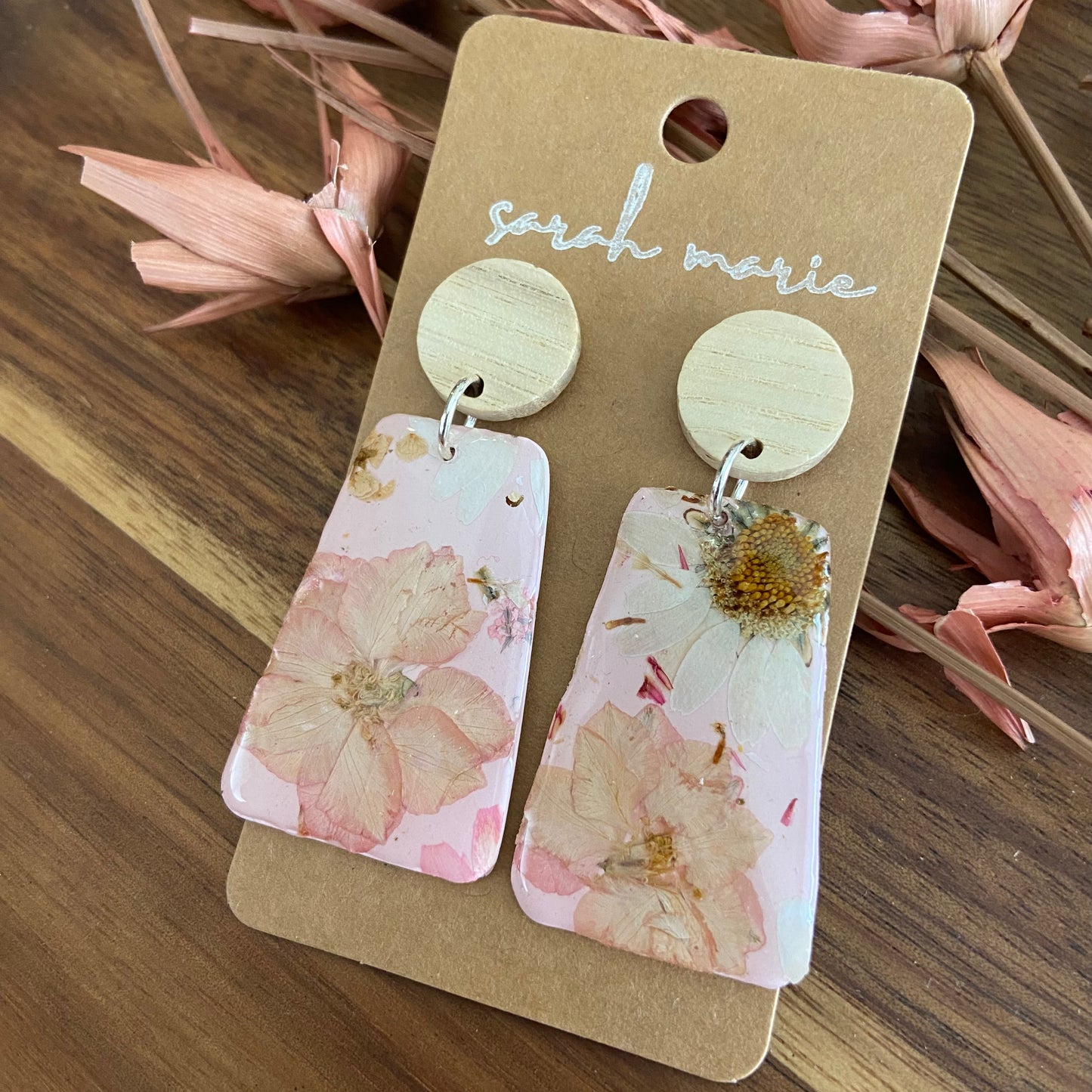 Pressed flower dangle earrings - pink 1